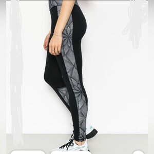 Roxy - Stylish Black and White Women's Athletic Workout Leggings / XL